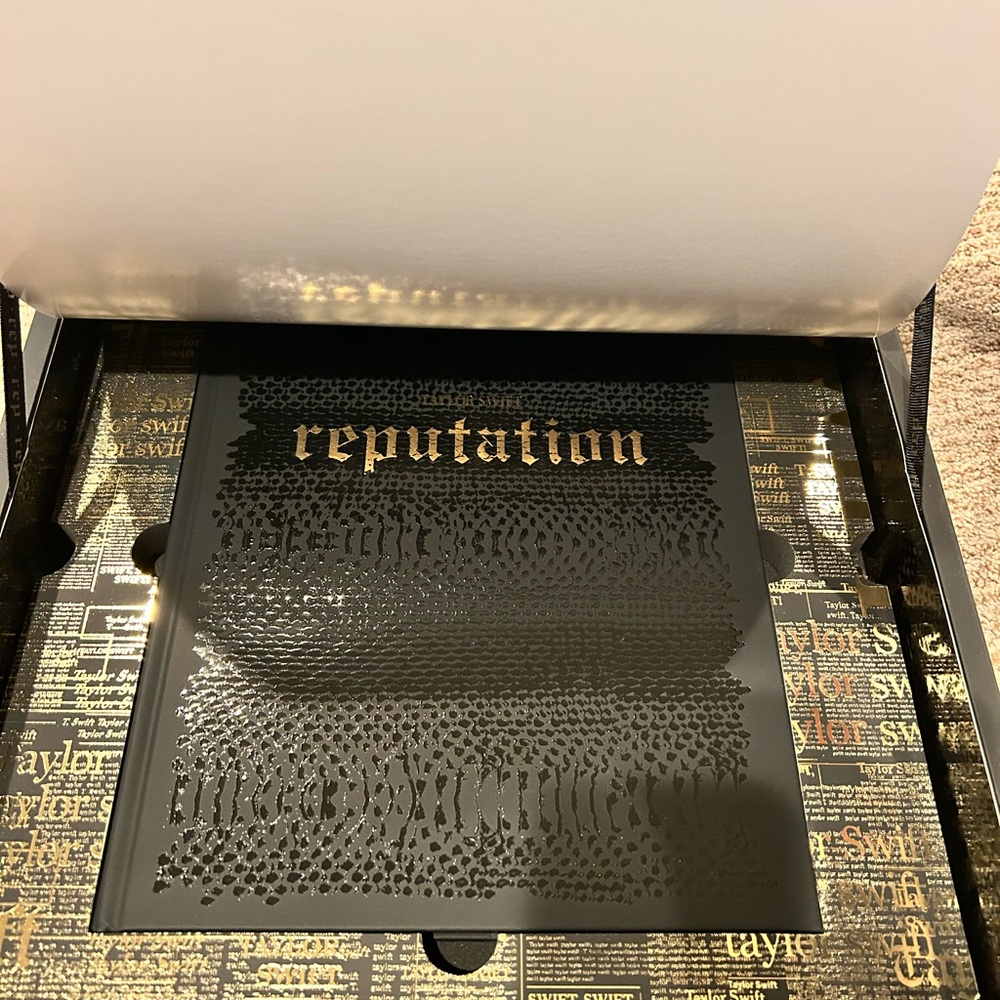 Taylor Swift Reputation VIP box - Picture 4 of 4
